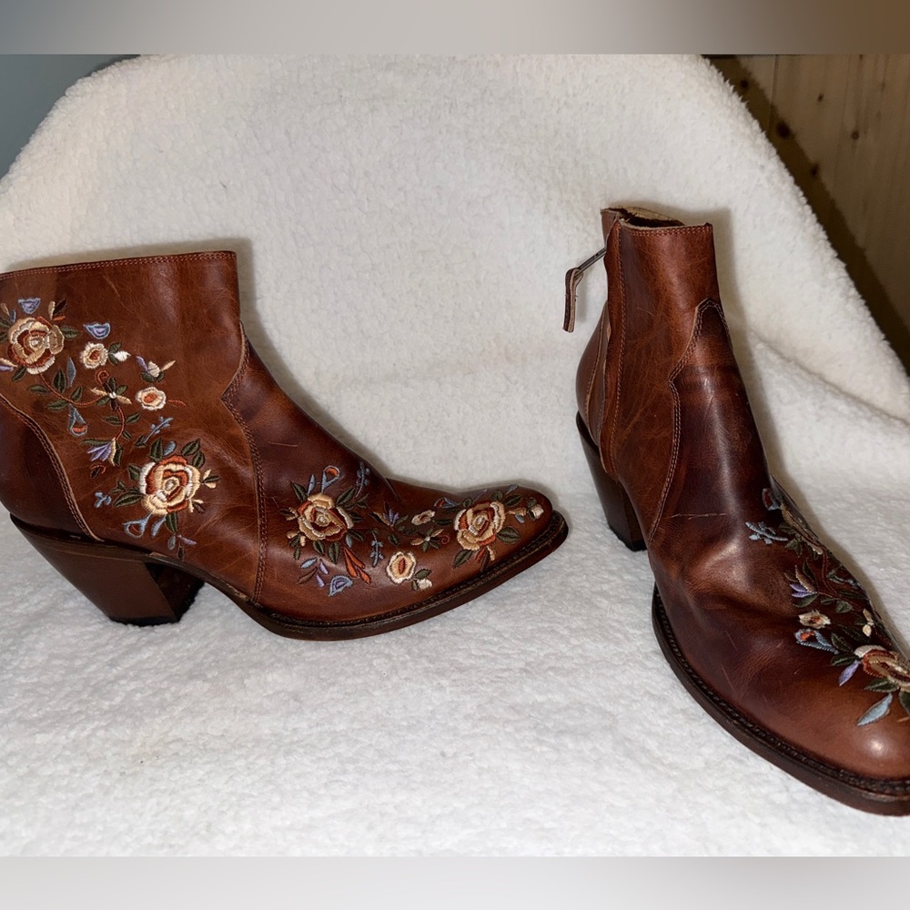 Shyanne Floral Embroidered Tan Ankle Boots Size 11